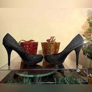 Black sparkling pump heels 👠